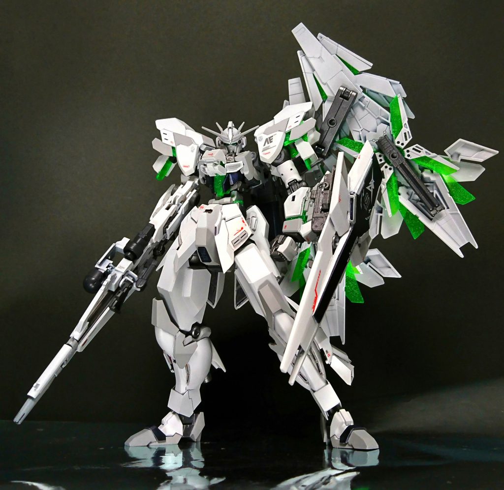 全体のイメージはνガンダムを踏襲しつつ、あくまでシナンジュスタインとして作りました。