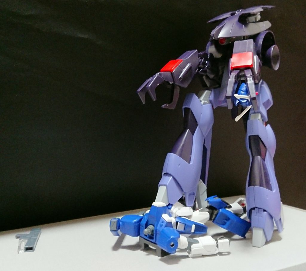 もう一人のビルダー(G・ブリッサの操縦者)は戦わずシパクナーを分析するようにと言われた。
そしてG・ブリッサ(GUNSTAに投稿済み)の操縦者は「シパクナーの懐に入れる程の機動力を持った機体が必要だ」と言ったが運営が操作するガンプラにそんなピーキーな機体はいなかった、G・ブリッサも特別機動力が高い訳でもない為今戦場にいるメンツじゃ勝てないと踏み一般のユーザーを含んだフォースメンバー達に救援要請をした。