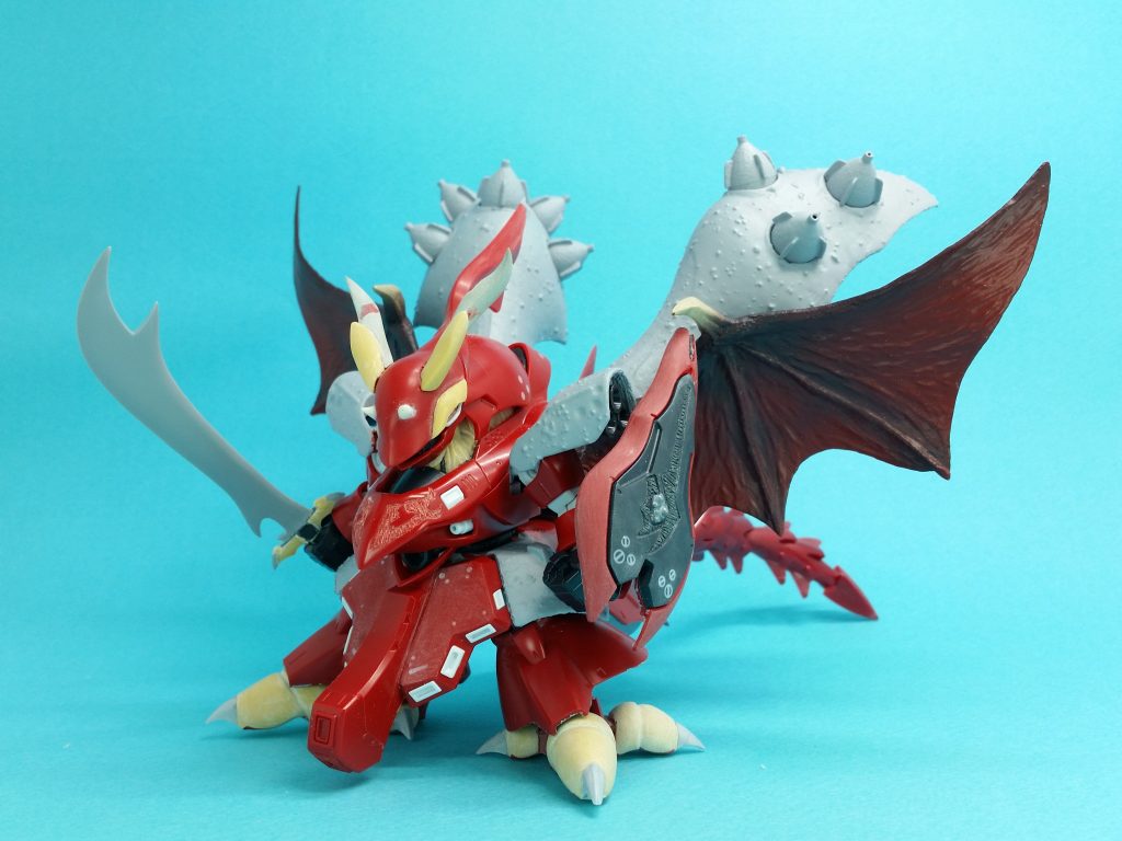 剣はプラ板の積層からの削り出し。
尻尾はスペリオルドラゴンの物を二体分を加工して繋げました。
翼は昔買った鬼武者ってゲームのフィギュアから。
肩、腰サイドアーマー、背部バインダーには砂を混ぜた溶きパテを塗って生物の殻っぽくしています。