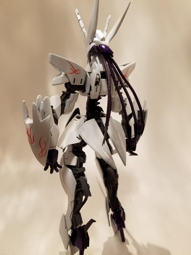 頭の後ろにワイヤーメッシュを挿し、それっぽく。
盾はレギンレイズのをエポパテで作成