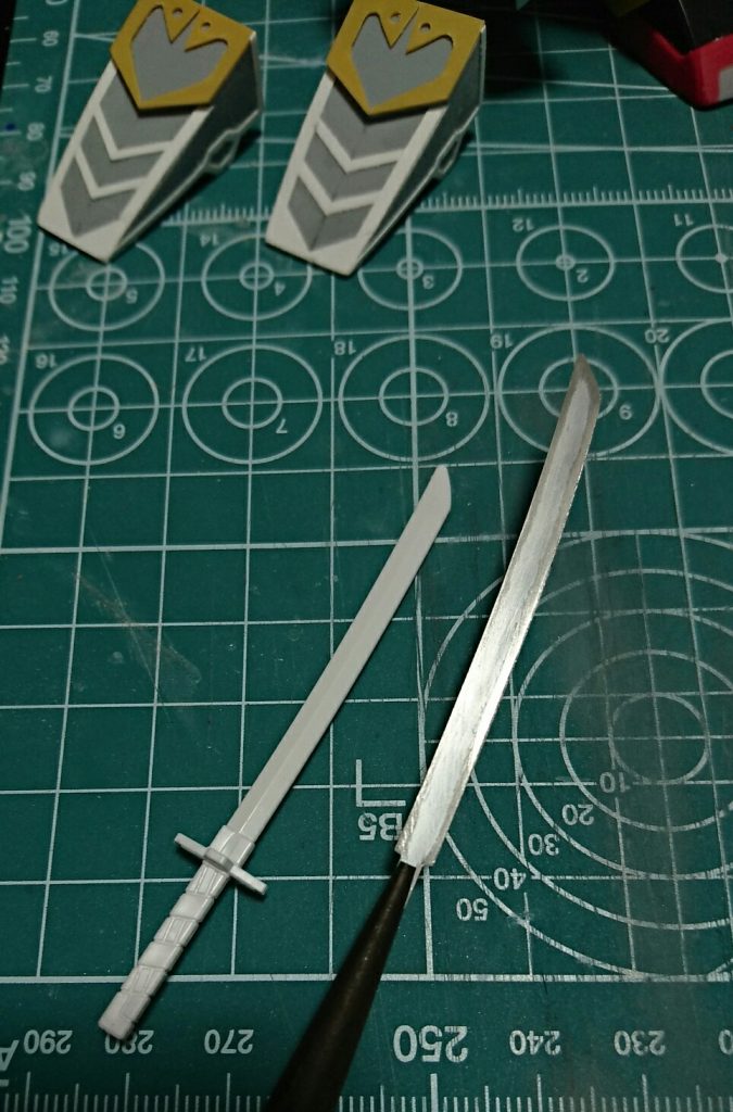 アルミ缶で刀身作成②
形を整えたら、ヤスリで研いで波紋をつけます。