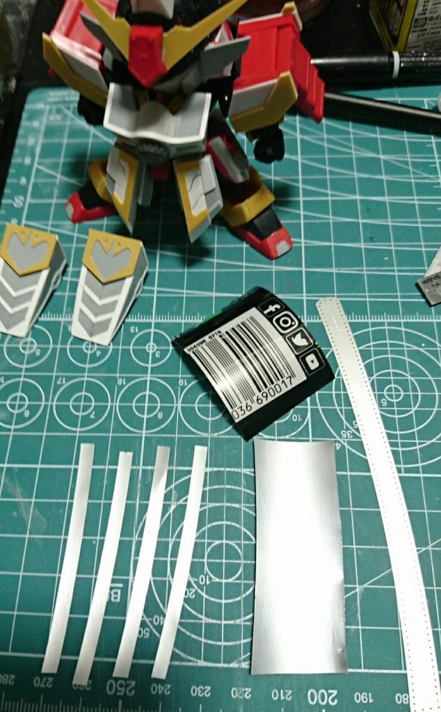 アルミ缶で刀身作成①
曲定規で4枚切り出して、瞬着で固定します。