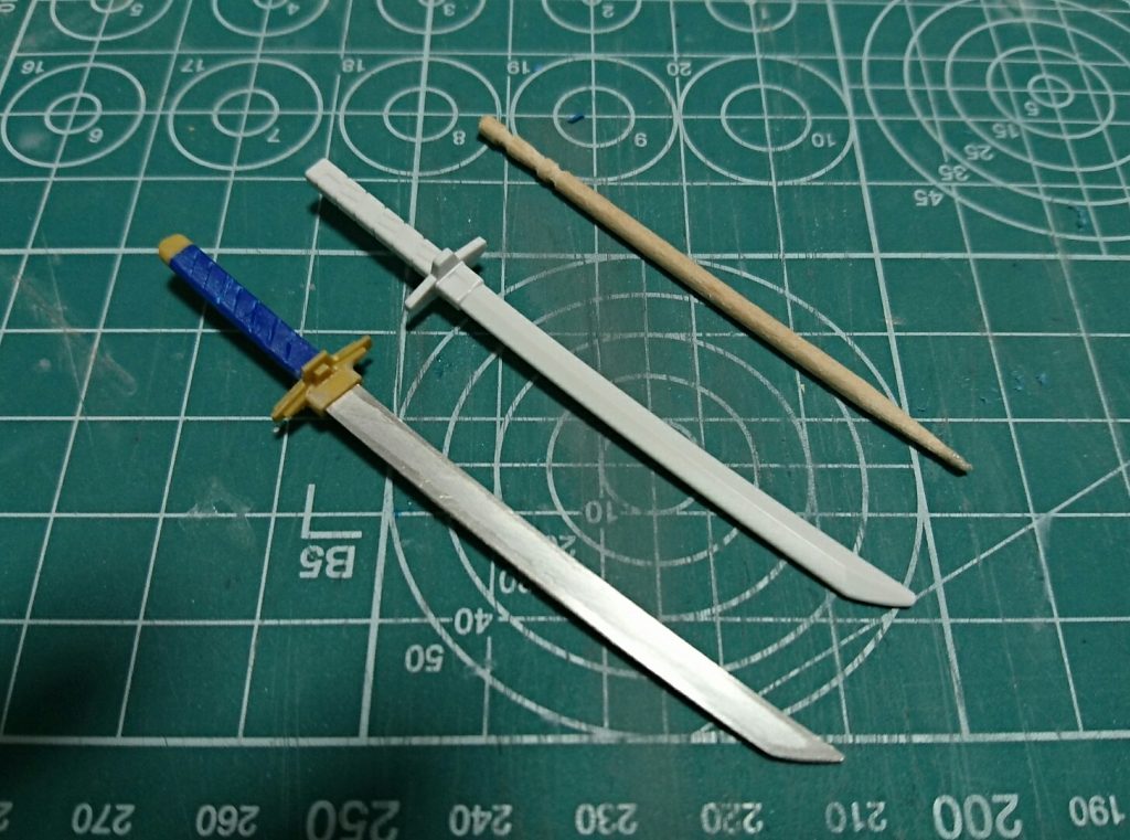 アルミ缶で刀身作成③
鍔や柄をプラ材で作成。