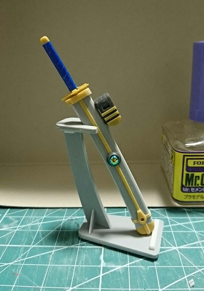 鞘もスクラッチ。烈風丸を納刀、スタンド付き。