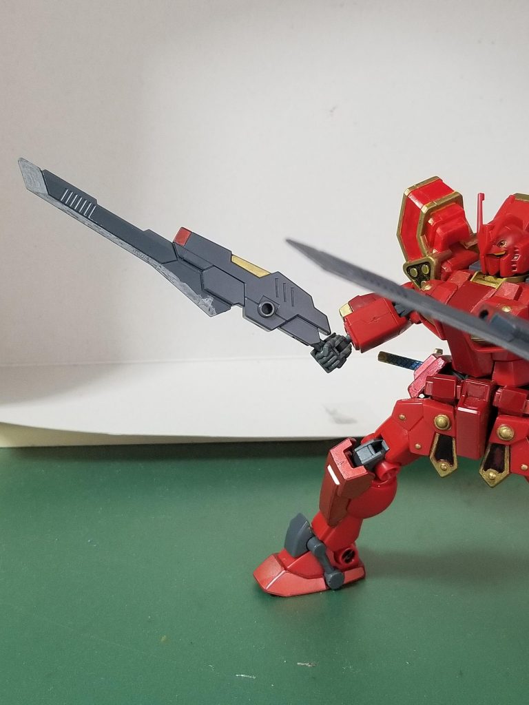 背に装備されているソードガンが主力兵装です。
ソードモード、ガンモードに変形する。