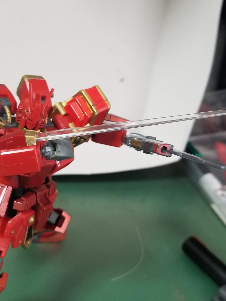 右腕には、瞬間的にメガ粒子を剣に成形し斬撃できる。
視認性と切断力を重視しているので透明な光の剣となる。