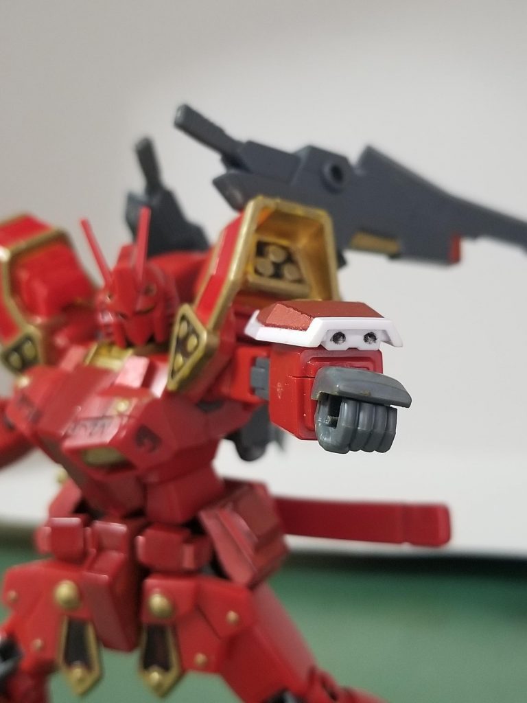 左腕には、レッドウォーリアと同じく小型シールド兼バルカン砲が装備されている。