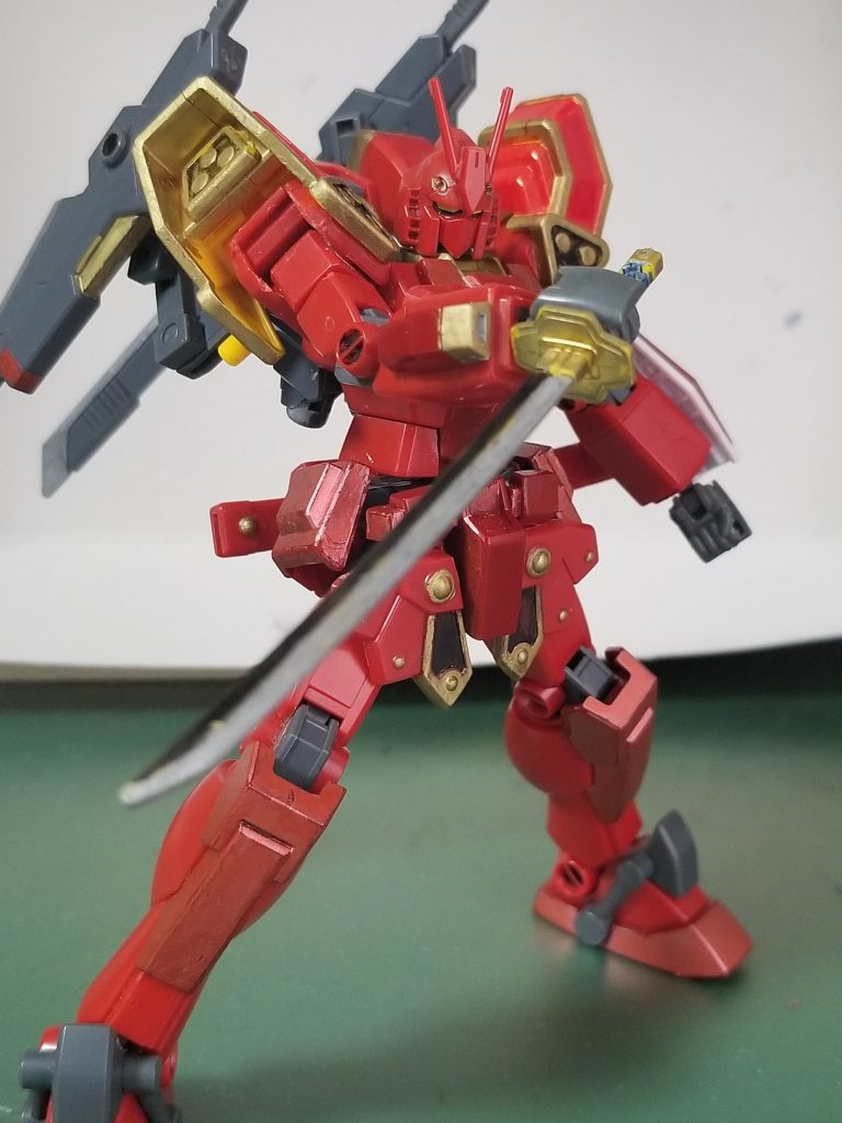 腰部に装備される忍者刀は敵の脆弱な部分の切断やバリア等の特殊なフィールドを切り裂く。