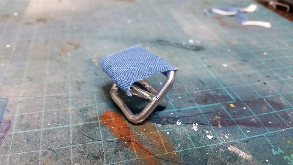 椅子はランナーのR部分を組み合わせ、シルバーに塗装して使用しています。