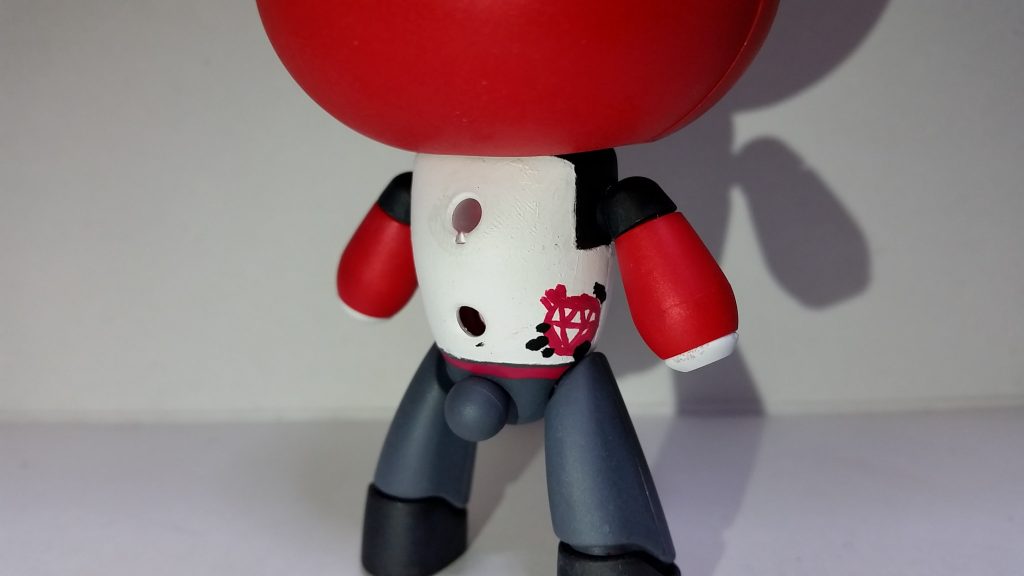 基本色は明るめの赤に変更。お腹をパテ埋めし、Tシャツ風にペイントしています。模様はすべて筆塗りです。
また、下半身はズボン風に塗っています。