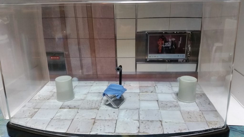 ケースをジオラマ風にし、某所にてギターを弾いている状態にできます。ポールはスプレーのキャップをグレーに塗っています。