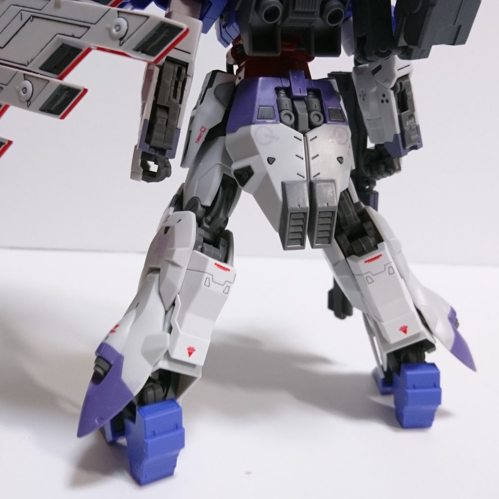 リアアーマーも塗り分けてます。