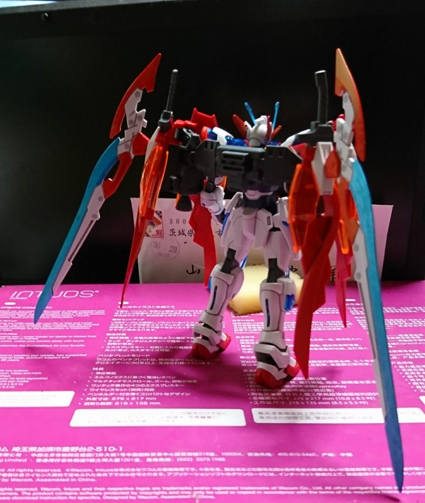 通常形態。
守備力が高く並大抵のビーム兵器は焔の翼で打ち消せる。
5,6枚目の翼は鋭く、飛行しながら相手を切り裂く事ができる
飛行しながら牽制し格闘戦に持っていく基本スタイル。