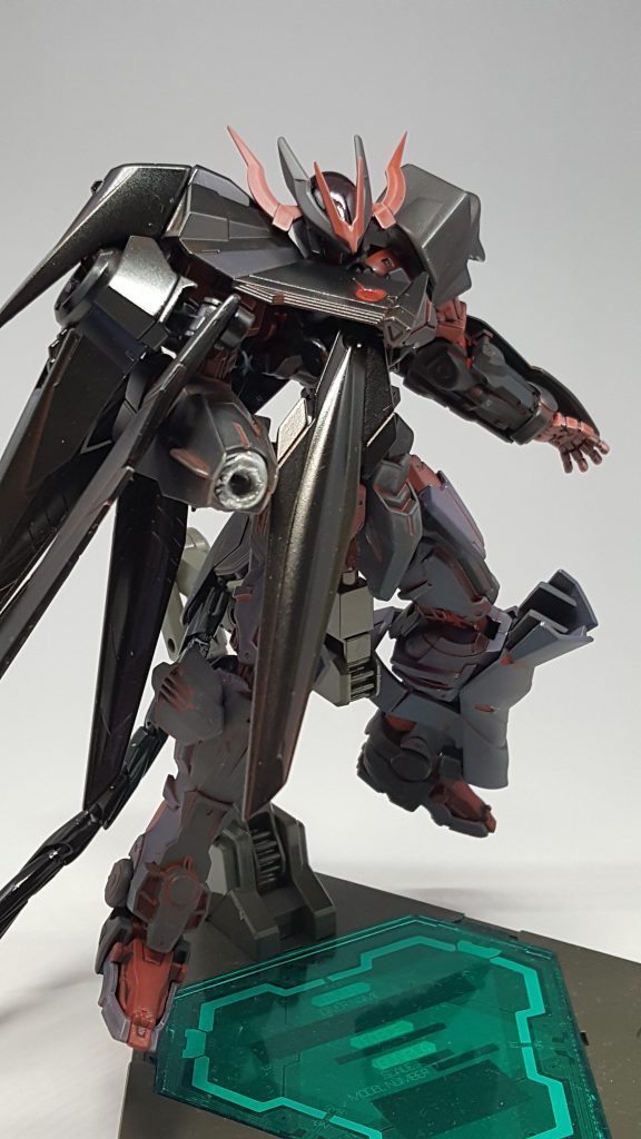 運営が発表した最新情報
多機能兵装[アラタ]
ビームコーティングの施されたシールドとなっているだけでなく、様々な能力を要する。
メイン射撃武器[ホロウ]
球体状に圧縮したビームを射出する。