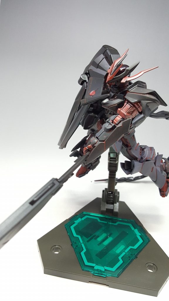 近接格闘用大型槌[クラ]
近接戦に用いられる大型武器。
本来、完成度の極めて高いガンプラでも両手で持つのがやっとの重量を持っているがバグである彼は片手で軽々と振り回す。