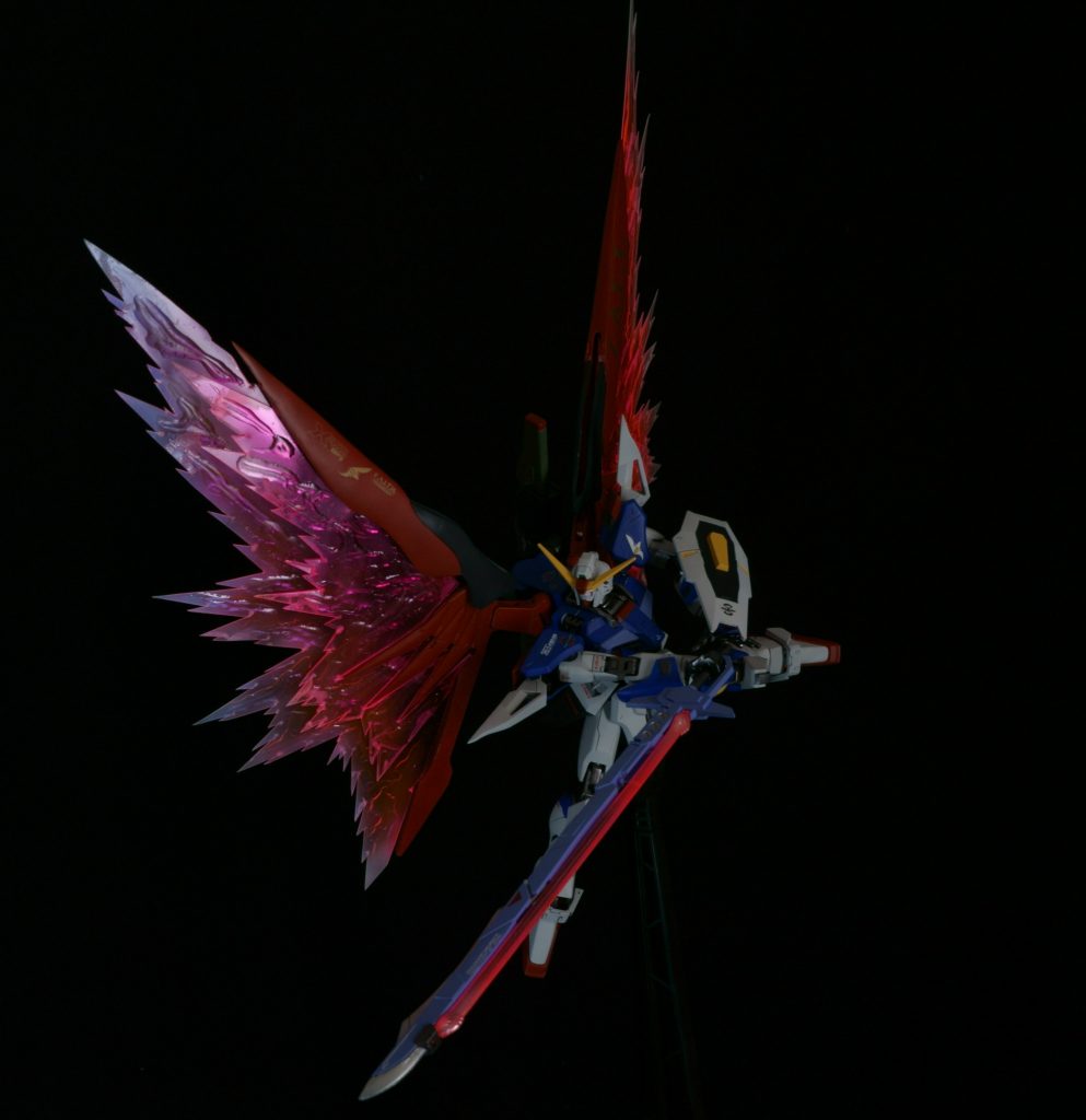 アスランの乗るグフを撃墜したシーンを再現しました。背中の武器も長さを延長しました。長さでいえばデスティニー本体よりも長く仕上がってます。