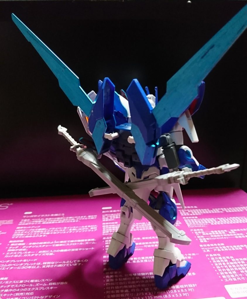 前と後ろ。
顔はトライバーニングを使用。
背中はアメイジングエクシアの羽根とすーぱーふみなのバックパック。
後はリサイクルショップで見つけた刀のパーツ×2を装備。