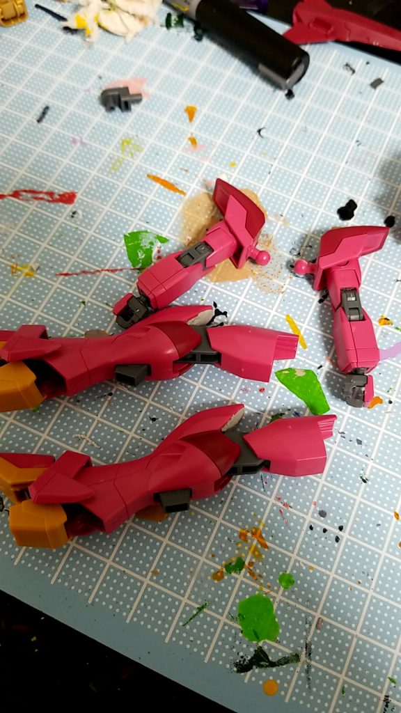 まずは変更していないところから
腕と脚はそのまま使用
パテが少し余ったので膝裏を埋めた