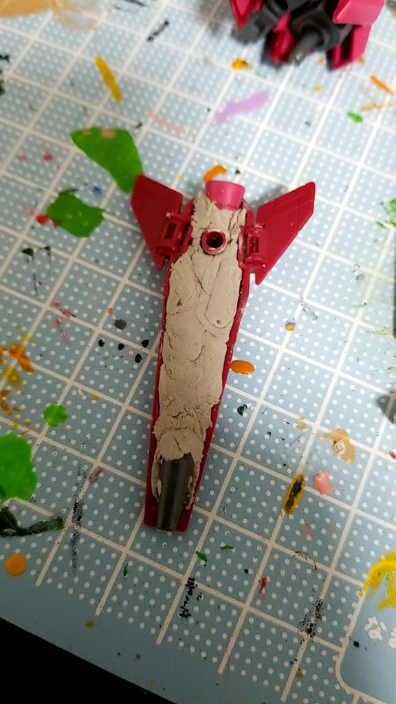 タンクの代わりのブースター兼レッグフライヤー時のメインウェポン
裏をパテで埋めてバーニアを接着
したのだがバックパックのバーニアと吹き出す場所が被るのでこちらのバーニアは没になった