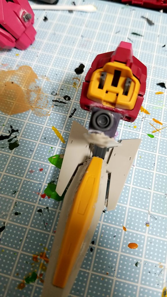 接着面はこんな感じ
なんのパーツか忘れたけどなんかのバックパックを使用
図のようにG-サイフォスのバーニアを接着
白化しまくってるけど後で塗装するので気にしない