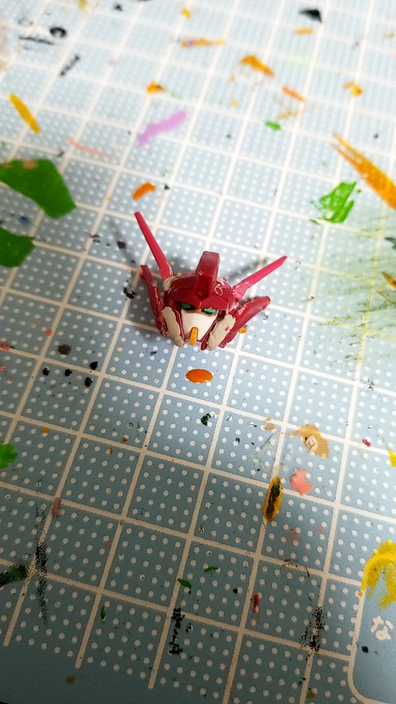 頭パーツ
アンテナをランシエについてきたインパルスガンダムのアンテナに変更
切り取って貼り付けた
側面にはガンダムエピオンの頬パーツを使用
切り取って接着、その後にパテを盛った