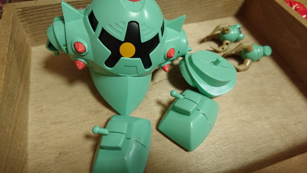 その中からSDゾック一式を回収!
とりあえず1回パーツ外してシールとか剥がして軽くゲート処理。