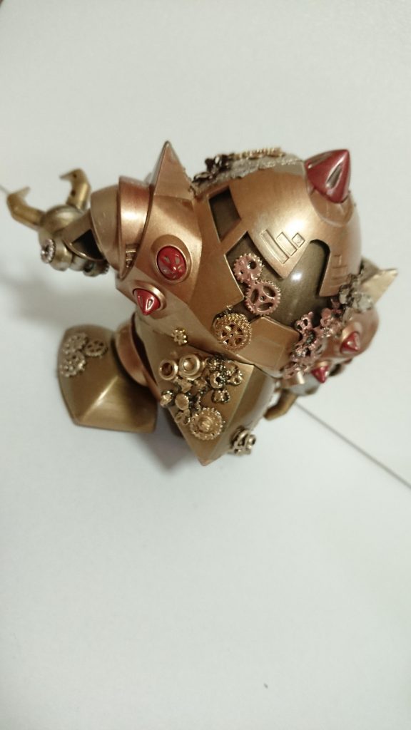 カラーはゴールドをベースに何色か加えたりして筆塗りしてます。
3時間かかってもこれくらいしか出来なかったので日々ちょいちょい足してもう少し厨二感出したいw