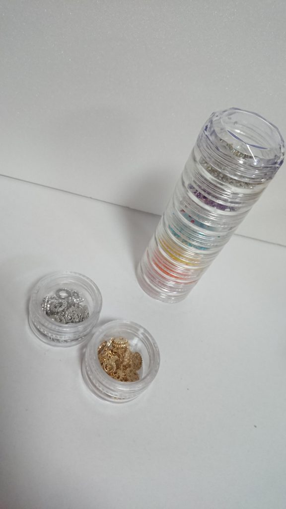 ネイル用のパーツを使ってスチーム風に仕上げてみました。