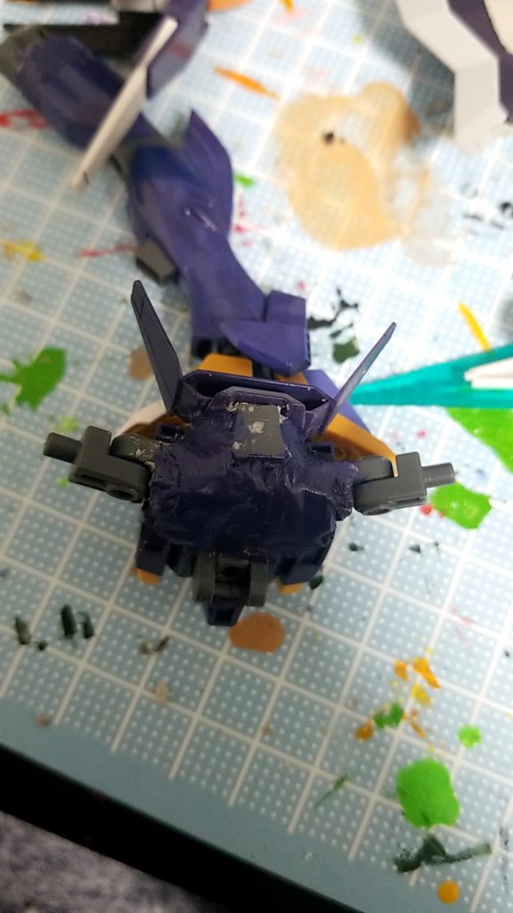 背部をパテで埋めてそこにバトルアームズの接続ジョイントを埋め込む