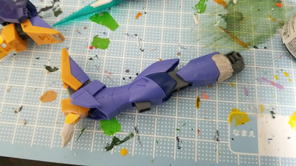 脚はインパルスガンダムアルクのものを使用
このままでは少し短いのでパテで延長
バランスが不安定なので踵にバエルの余ったパーツを接着