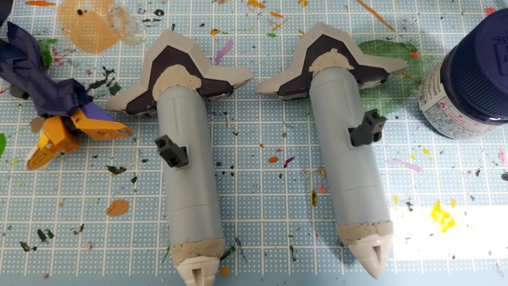 ファングはバイアランカスタムのプロペラントタンクを使用
そこに、GNドライブとダンボール戦記のエンペラーの武器を接着、隙間をパテで埋める
胴体の接続ジョイントにつけるためにボールデンアームズの接続ジョイントを使用