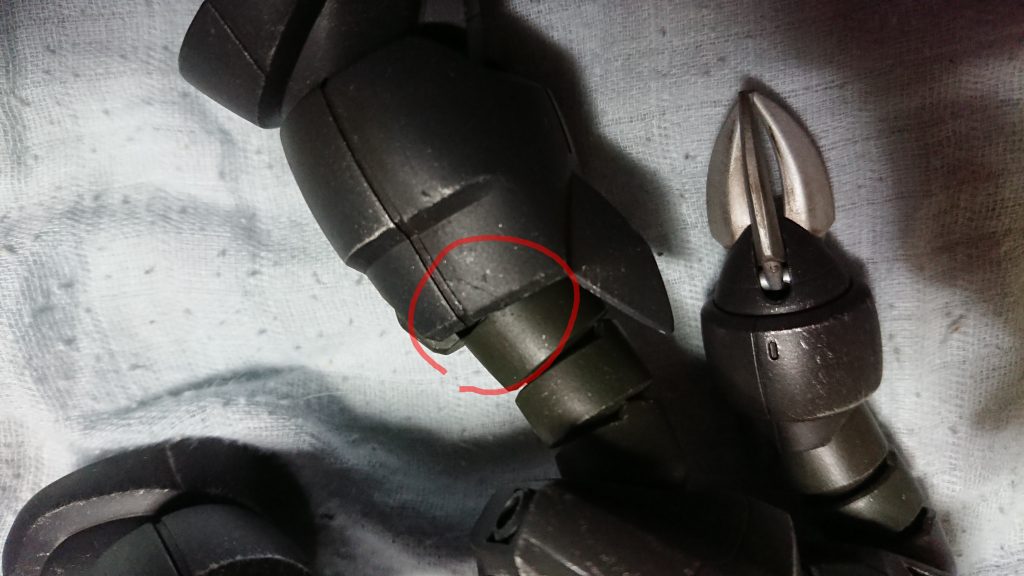 手持ちの墨入れブラウンでウォッシングしたら割れた…(;´Д⊂)
やっぱエナメルでウォッシングなんてするもんじゃないね…