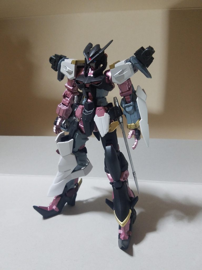 えぇと、パールピンクが余ってましたので吹いてしまいましたよ、、ブラックとピンク なかなかセクシーな組み合わせカラーでマギーさん的なつくろう思いましたよ、、もしもマギーさんがアストレイ系を作ったらみたいな感じで マガノイクタチも逆に付ければハートみたいな形になるじゃん、、、
でも、俺が作りたいんはゴールドだぁぁ!ってことで、、塗装を落として塗り直したのです(;_;)
辛かったm(_ _)m