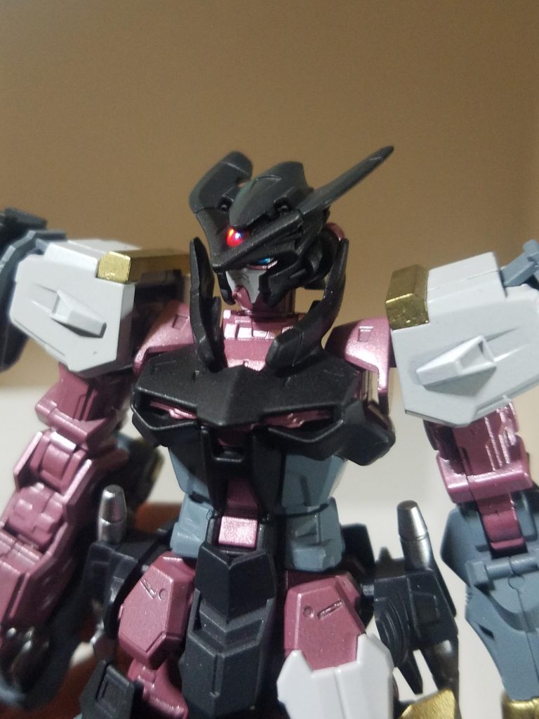 額にはレンズパーツを埋め込みました( ̄▽ ̄)キレイに光ってくれます