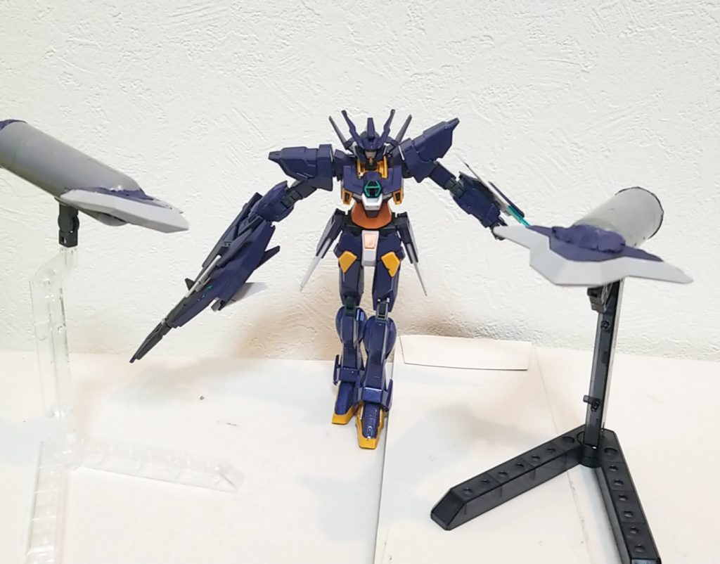 GN・EXファング
ファングにGNドライブをつけることにより出力が増し速度と追尾性、軽量化の恩恵により大型化も可能となった
AGEシステムがGNドライブに触れたことによる導き出した答えである