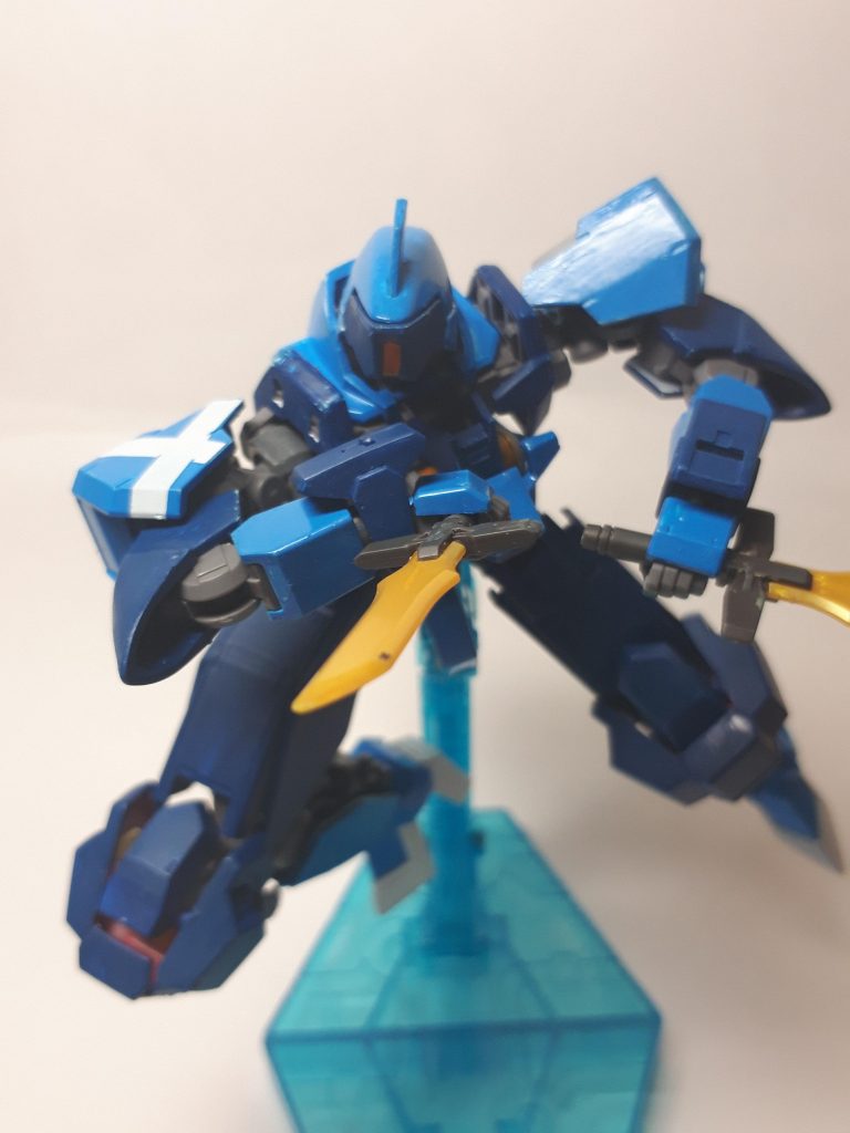 大剣と盾をも捨て、完全に近距離に特化した形態。腰の二振りの短剣は硬質金属製で、未だに欠けたことは無いと言う。
クレイは一人魔獣の間を駆け抜け、彼らの肉、或いは骨ごと断ち切って行く。