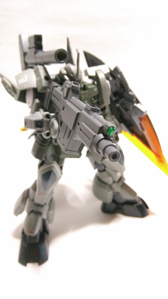 武装①
ビームショットライフル
サザビーのビームライフルをベースに作られたライフル。
ショットガンとライフルを手元で変更できるので中近距離での戦闘に向く武器。