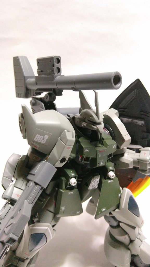 武器②
キャノン
砲身後部とカートリッジよる2段装填式もなっている。
後部には特殊弾頭の粒子撹乱幕弾頭とセンサージャマー弾頭の2種が2発ずつ装填それており、前のノーマル弾頭を撃った段階で特殊弾頭かノーマル弾頭のどちらかを装填する。