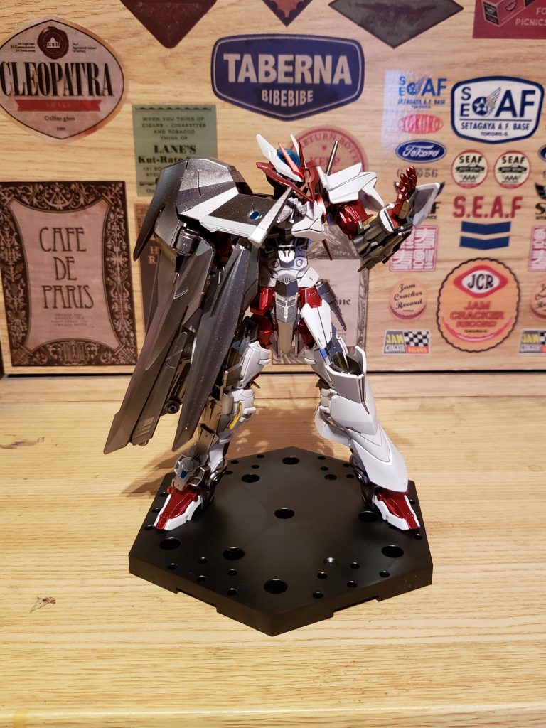 白パーツはパール塗装。それ以外はシルバー塗装後にクリアレッドとクリアブラックで塗装です。