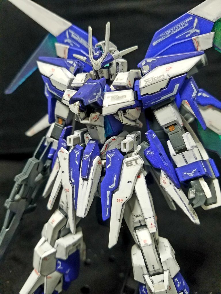 アップにすると荒さが目立ってしまいます、、、RGのステッカーも使ってみました。
見えませんが胴体のど真ん中(影になってるし、、)にクリアパーツを埋め込んでます。
アンテナはほぼほぼ自作でオリジナル感を頑張ってみました。
    +