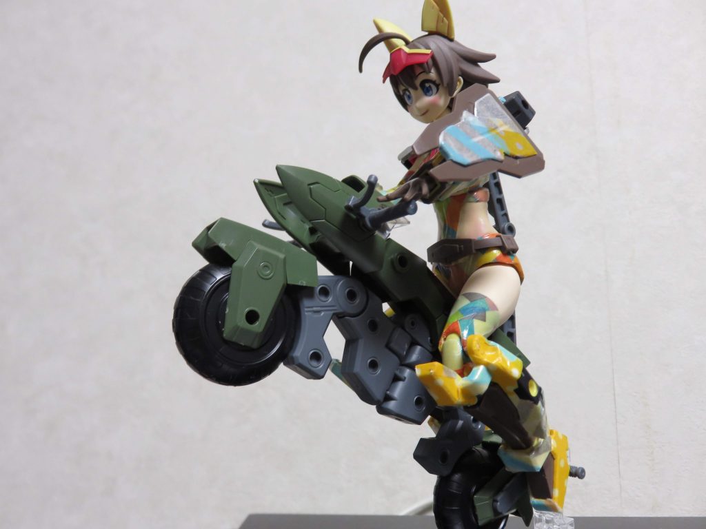 マシンライダーと組み合わせて
ウエアパーツは全体にマスキングテープを貼り付けて
トップコートをガンガンとかぶせてますよ