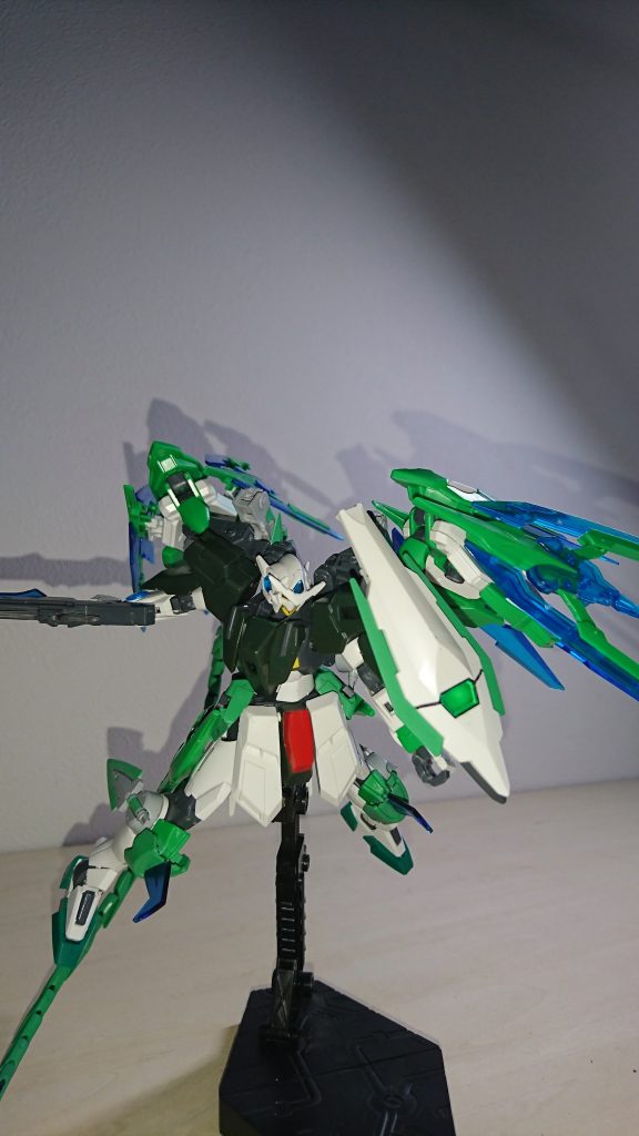 GNビームマシンガン:ケルディムのGNスナイパーライフルを使用、モードチェンジをオミットし、取り回しの良い武器になった、主に中距離戦で使われる、両手持ちも可能、銃身にビーム刃が着いており近接での使用も可能
GNスライドシールド:この武器は左肩に着いており、スライドさせて相手の攻撃を防ぐ、しかし肩にあるため、ある程度の攻撃しか防げない、しかしこのシールドはGN粒子貯蔵庫になっており、超スピードを継続させるために役立っている
壊されたら大惨事になるためシールドとしてはあまり使わない(本末転倒な状態)