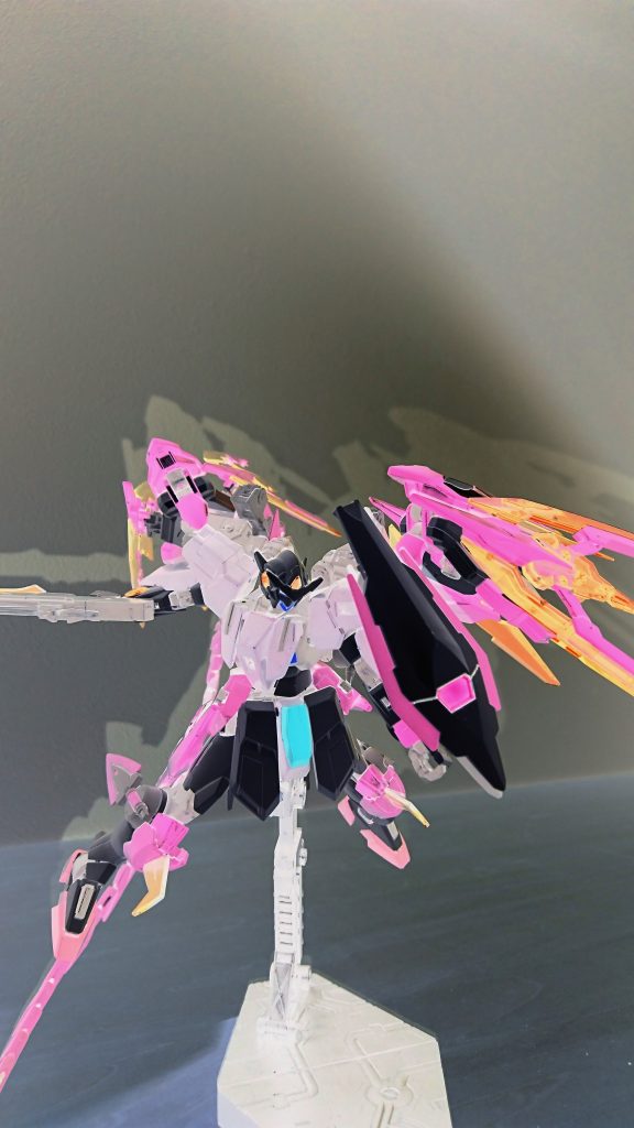 ネガトランザム:通常のトランザム同様、一定時間、機体が強化されそのスピードは目で追えない程となり気づいたら斬られているという状況になるしかし通常時のような取り回しがきかなく、そのスピードに操縦者がついていけない、装甲がもたずに、相手に攻撃されてなくても、勝手にダメージを受けてしまうなどのデメリットを持つ