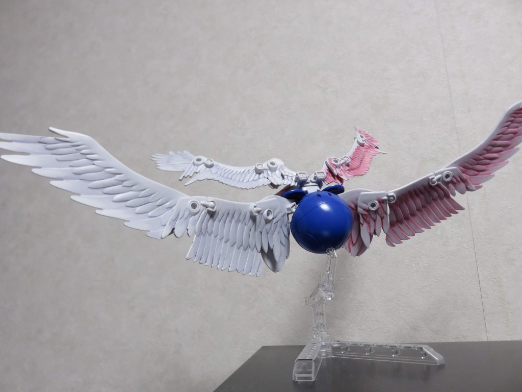 左右で羽根の色を違えてみたのですが、地味ですね