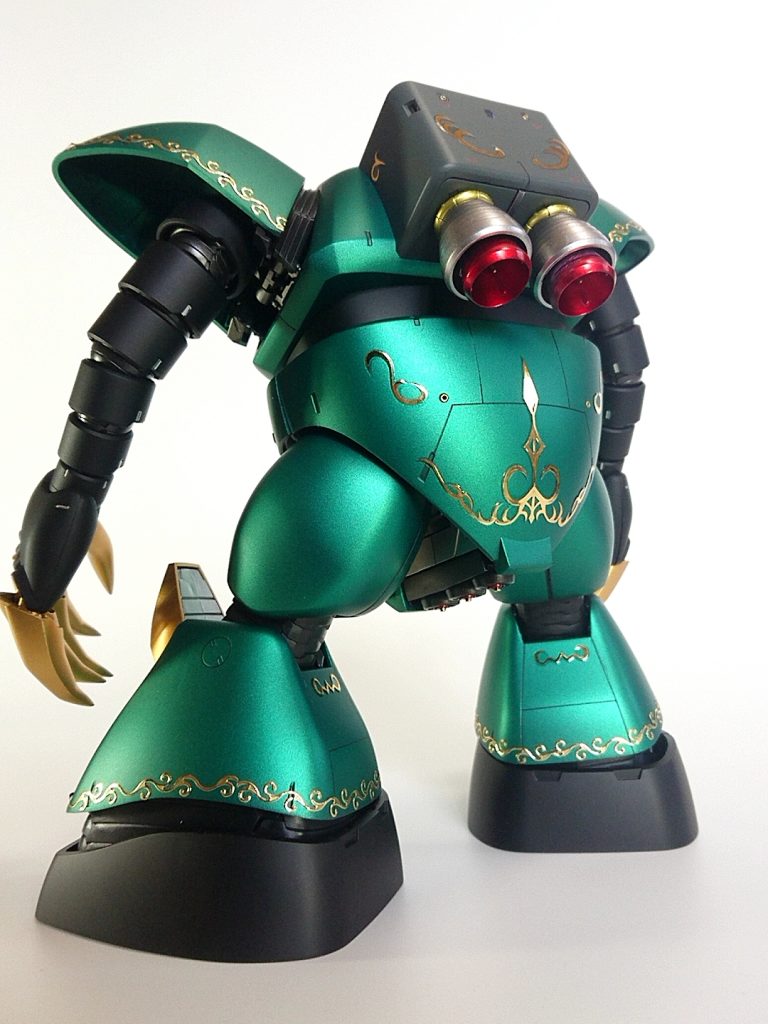 あまりにもツルっとしたキットなので多少スジ彫りを追加しました。