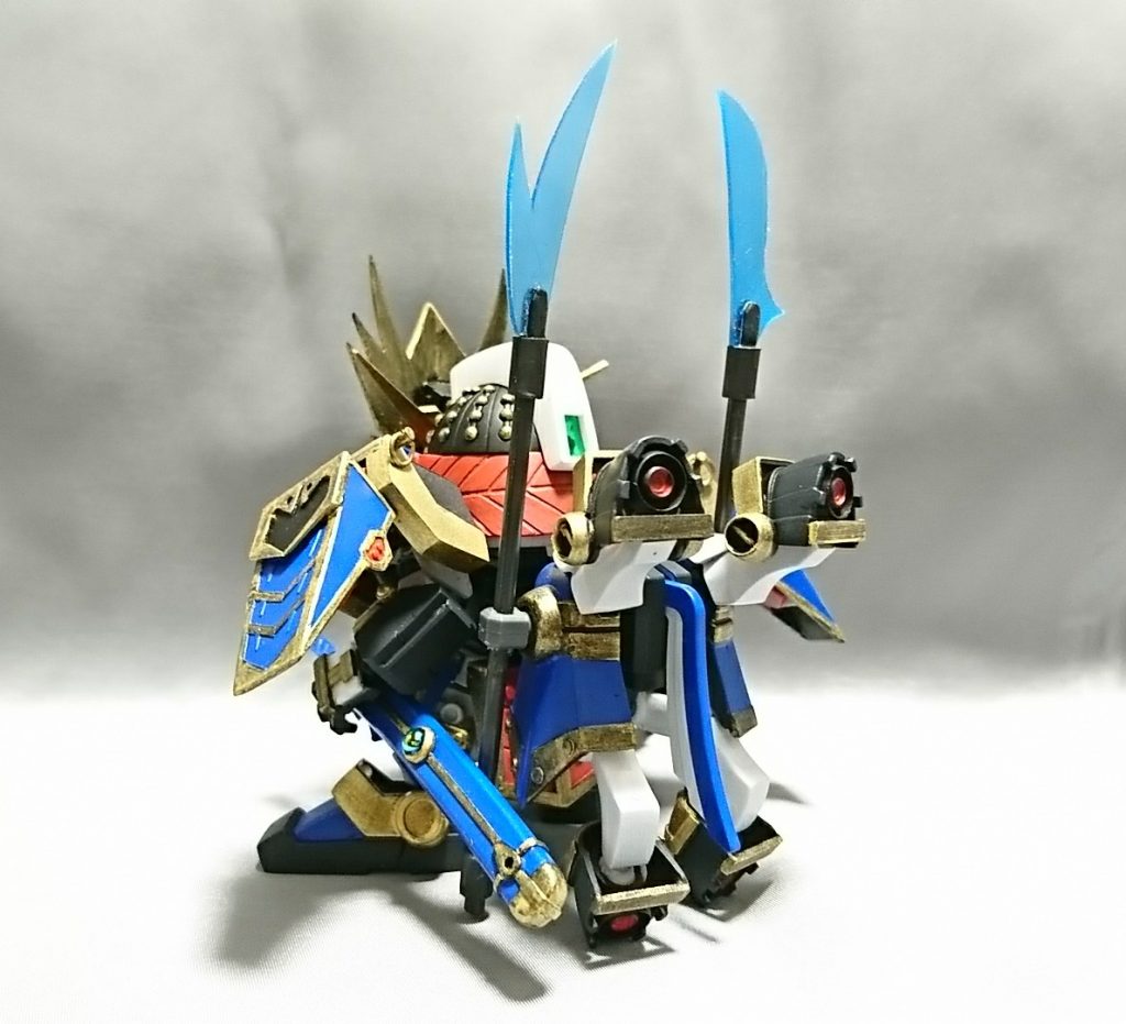 バックパックにケンタウロスユニットを仕込みました。
蹄の裏にバーニアを付けてます。