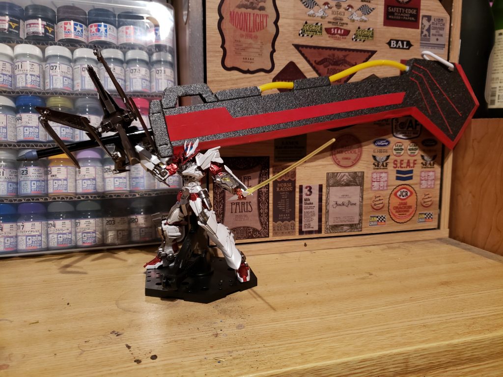 おそらく元ネタはリックドムツヴァイ(ギ－機)が使っていた超大型ヒートサーベル。1/48メガサイズザクに似合いそうな大剣。一時停止で確認した時にサイズの大きさにビックリしました。