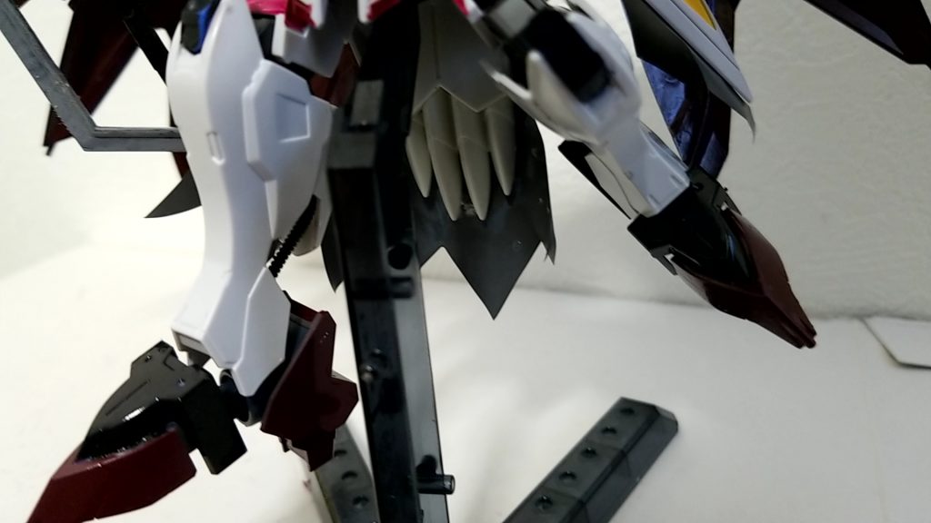 バットエンドファング
リアスカートに内蔵されたGNファング
直撃すると敵のエネルギー（プラフスキー粒子等）を吸収する効果があり、吸血効果に似たような性能を発揮する
しかし得たエネルギーは本機に使うことはできない