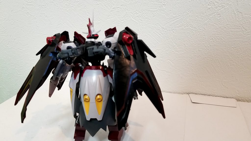 バットエンドウィング
ミラージュコロイドシステムが内蔵されており、ブリッツやデスサイズ程ではないが隠密行動も可能
また、ビームコーティングも施されており防御面でも優秀