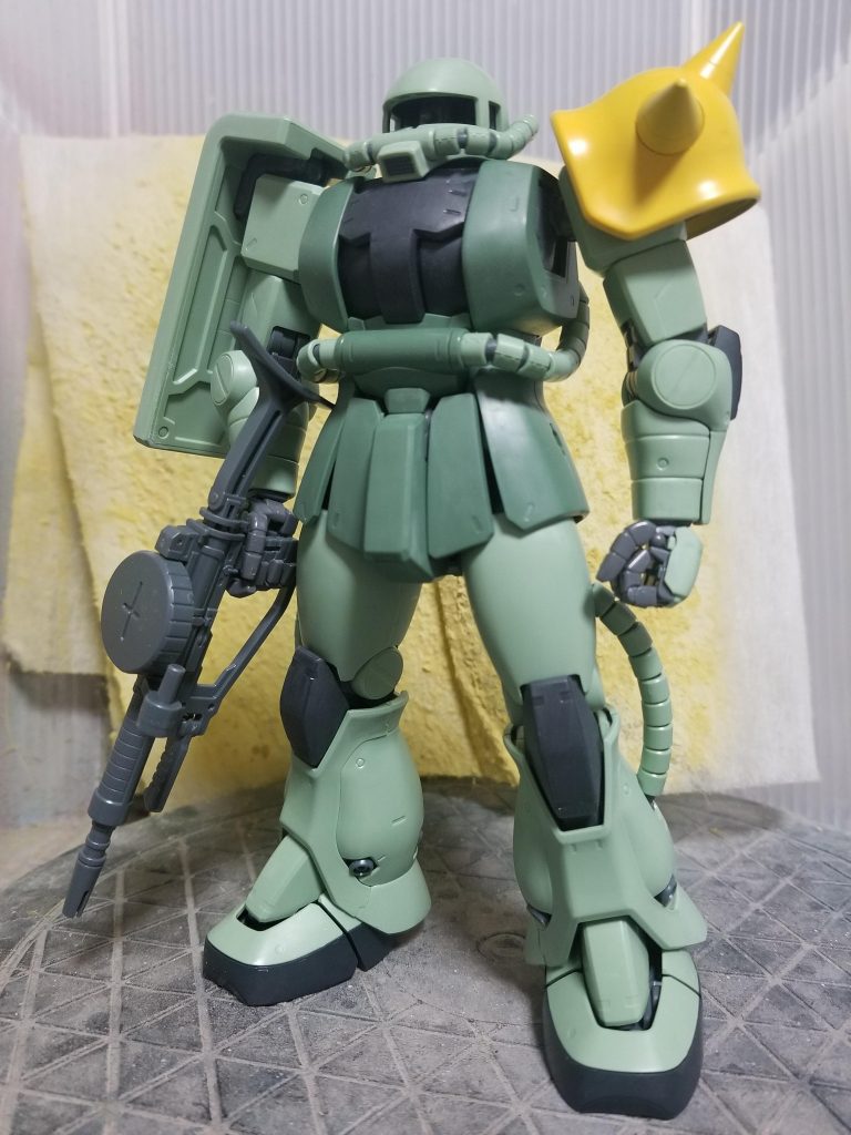 完全未塗装で組み立てるつもりが、モノアイと少しだけ欲がでて肩のみ黄色に塗装。
MS戦記で有名？な機体にしました。
外装のみ、ペーパーかけました。